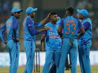  भारत और श्रीलंका (India vs Sri Lanka) के बीच प्रस्तावित तीन मैचों की टी20 सीरीज का आगाज हो चुका है. प्रतिष्ठित सीरीज का पहला मुकाबला तीन जनवरी 2023 को मुंबई में खेला गया. इस रोमांचक मुकाबले में भारतीय टीम को दो रनों से जीत मिली. (AP)