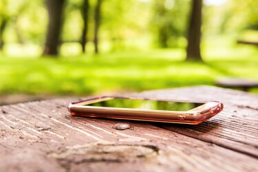  फोन को करें ट्रैक: एंड्रॉयड के Find My Device और iPhone के Find My iPhone फीचर के जरिए फोन की ट्रैकिंग काफी आसान हो गई है. लेकिन, केवल आप फोन के ऑनलाइन होने पर उसकी लोकेशन देख पाएंगे. इसी तरह फोन बंद होने पर फोन की आखिरी लोकेशन यूजर्स को दिखाई देती है.