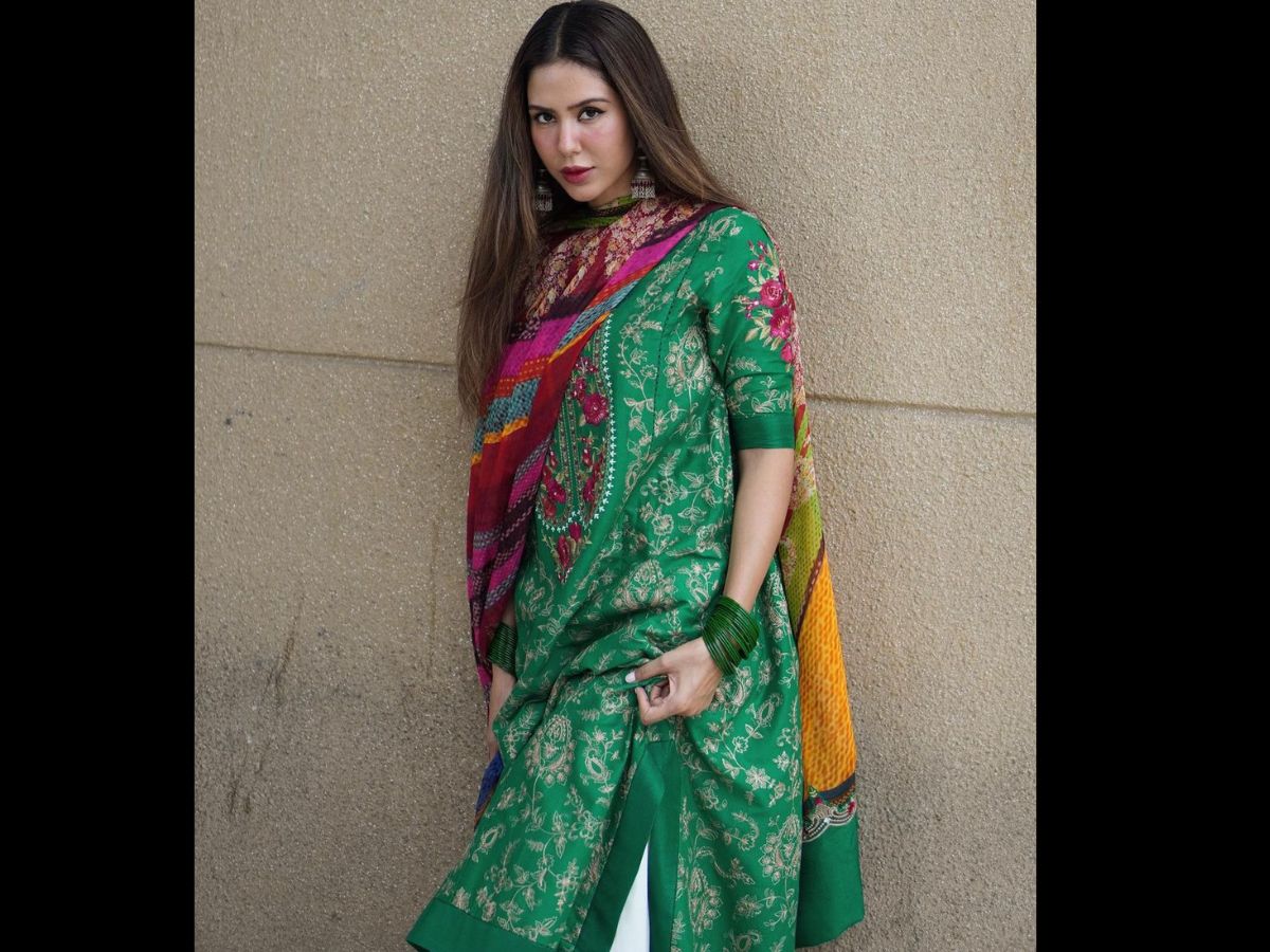  इस लोहड़ी पर अगर आप सबसे स्‍पेशल दिखना चाहती हैं तो पंजाबी एक्‍ट्रेस सोनम बाजवा की तरह हरे रंग की ड्रेस पहन सकती हैं. इस हरी सलवार कमीज के साथ मल्‍टी कलर सिल्‍क दुपट्टा आपके लुक को बिल्कुल अलग लुक देगा. इसके साथ आप पंजाबी जूतियां, झुमके और मैचिंग हरी कांच की चूडि़यां पहनें. यकीन मानिए, हर किसी की नजर आप पर रहेगी. Image: Instagram/Sonam Bajwa