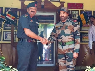 मोहनलाल ने हिंदी समेत तेलुगु और कन्नड़ की कई फिल्मों में काम किया है. उन्हें एक्टिंग के लिए भारत सरकार ने पद्म श्री और पद्म भूषण से सम्मानित किया है. इसके साथ ही वो साउथ के पहले एक्टर हैं, जिन्हें इंडियन आर्मी द्वारा लेफ्टिनेंट कर्नल का पद दिया गया है.