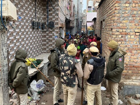 मंगोलपुरी के करण व‍िहार स्‍थ‍ित मृतका के घर की तरफ जाने वाली सभी गल‍ियों को छावनी के रूप में तबदील कर द‍िया गया है. (Photo-Manav Yadav)