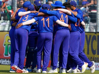  भारतीय टीम की फिटनेस का स्तर इन दिनों काफी ज्यादा बेहतर हो गया है. दुनिया के किसी भी एथलीट से टीम इंडिया के खिलाड़ी टक्कर लेने को तैयार हैं. लगभग लगभग हर खिलाड़ी के एब्स हैं और वो इसे फ्लॉन्ट करने का मौका नहीं चूकते.-AP