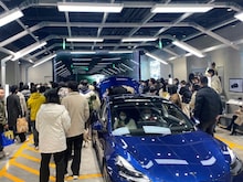 China में Tesla की फजीहत! शोरूमों में हंगामा कर रहे लोग, किस बात से हुए नाराज?