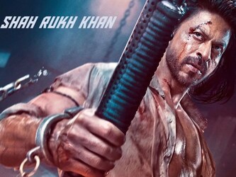  नई दिल्ली. सुपरस्टार शाहरुख खान (Shahrukh Khan) की फिल्म 'पठान (Pathaan)' से मेकर्स को जितनी उम्मीदें थीं, यह उससे भी चार कदम आगे निकल चुकी है. बॉक्स ऑफिस पर अपनी रिलीज के पहले दिन से ही 'पठान' ने दर्शकों का दिल जीत लिया है. इस फिल्म के जरिए 4 साल बाद शाहरुख की जबरदस्त पर्दे पर वापसी हुई है.