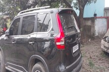 ڈپٹی چیف کے شوہر چلتی گاڑی میں رنگرلیا منا رہے تھے، پولیس نے پکڑا تو حسن کے ساتھ اسلحہ بھی برآمد ہوا۔