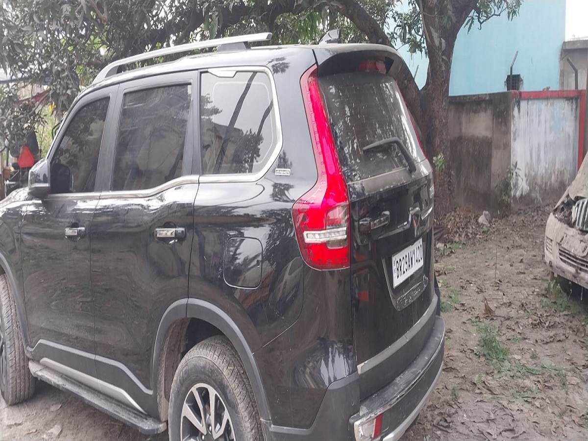 छपरा में पुलिस ने चलती कार से अय्याशी करते दो लोगों को हथियार के साथ गिरफ्तार किया है.