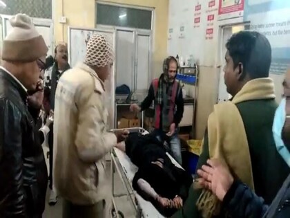 बाइक सवार को कुचलने के बाद बोलेरो गाड़ी सड़क पर ही पलट गई. 