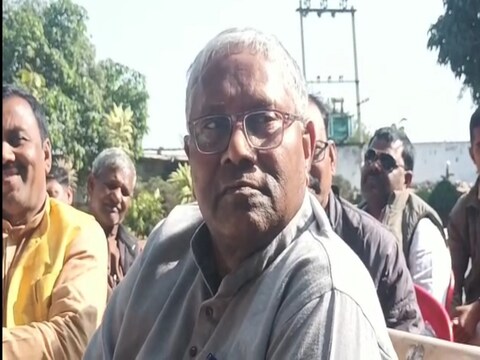 उदय नारायण चौधरी ने अपनी पार्टी की गठबंधन वाली सरकार को लंगड़ी सरकार कहा है. 