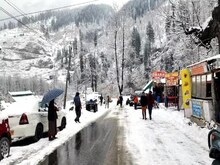 बर्फबारी से जम्मू-कश्मीर का बुरा हाल, हाईवे ब्लॉक, ट्रेनें चलनी बंद