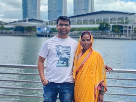 सौ.Linkedin/Dattatray Jadhav: मां को सिंगापुर घुमाकर बेटे ने साझा किया भावुक पोस्ट, पहली बार गांव से निकलकर देखी नई दुनिया
