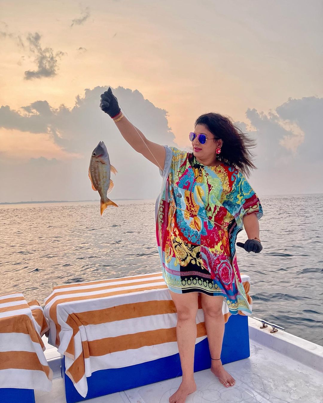 Urvashi Ruatela से ज्यादा हॉट हैं उनकी मां Meera Singh हर ड्रेस में लगती हैं खूबसूरत, फैशन सेंस में देती हैं बेटी को टक्कर 4 उर्वशी रौतेला की तरह मीरा सिंह रौतेला को भी खूब घूमने-फिरने का शौक है. वह अपने सोशल मीडिया अकाउंट पर अक्सर घूमने-फिरने की तस्वीरें-वीडियो शेयर करती रहती हैं. (फोटो साभारः meera_rautela/urvashirautela)
