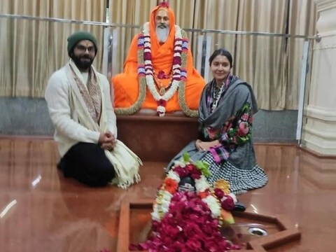 विराट कोहली और उनकी पत्‍नी अनुष्‍का शर्मा इस वक्‍त ऋषिकेश में गुरु की शरण में हैं. (Twitter User Utkarsh)