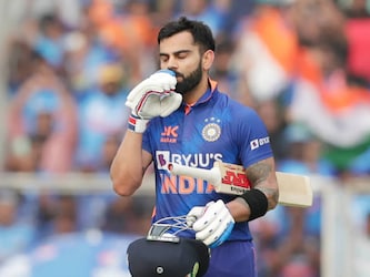  विराट कोहली ने श्रीलंका के खिलाफ वनडे सीरीज के 3 में से दो मैच में शतक ठोके थे. एक में तो उन्होंने नाबाद 166 रन की पारी खेली थी. उनका खेल बदला सा नजर आया था. अब यह आध्यात्मिक यात्रा का असर था कुछ और. लेकिन एक बात तो साफ है कि आश्रमों और मंदिरों में माथा टेकने के बाद कोहली बदले हुए अवतार में नजर आए हैं. (BCCI)