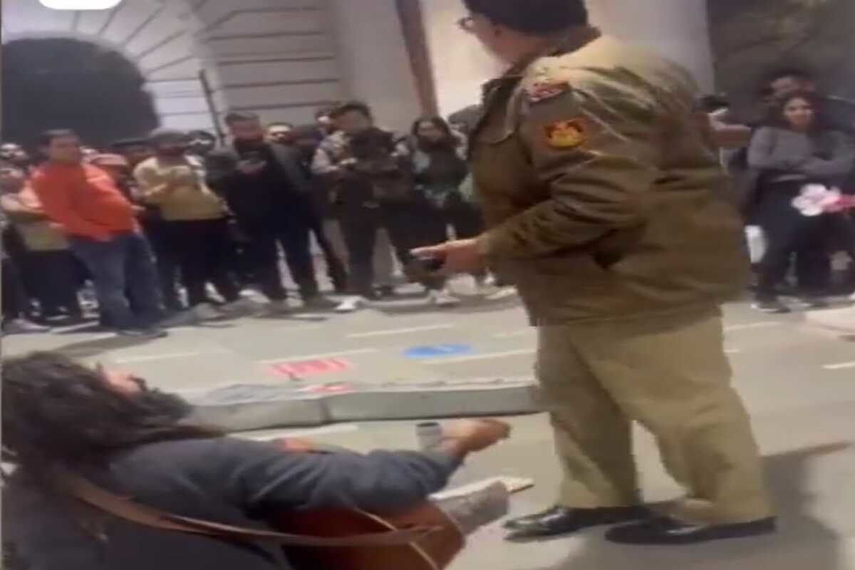 Viral VIDEO: सड़क पर गिटार बजा रहा था आर्टिस्ट, दिल्ली पुलिस आई, धमकाकर भगाया