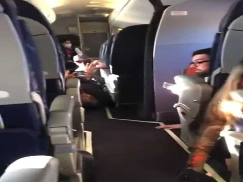 हिंसा की चपेट में आये एक विमान के वीडियो में यात्रियों को फर्श पर लेटे हुए देखा जा सकता है. (Screengrab of Viral video)