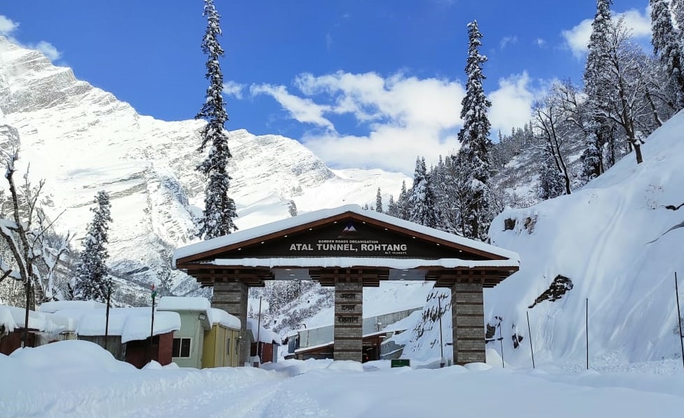 Snowfall: बर्फ से लकदक अटल टनल की शानदार फोटो देखकर खुशी से झूमने के साथ  होंगे निराश, जानें क्यों? - weather report and cold wave dense fog snowfall  at atal tunnel and