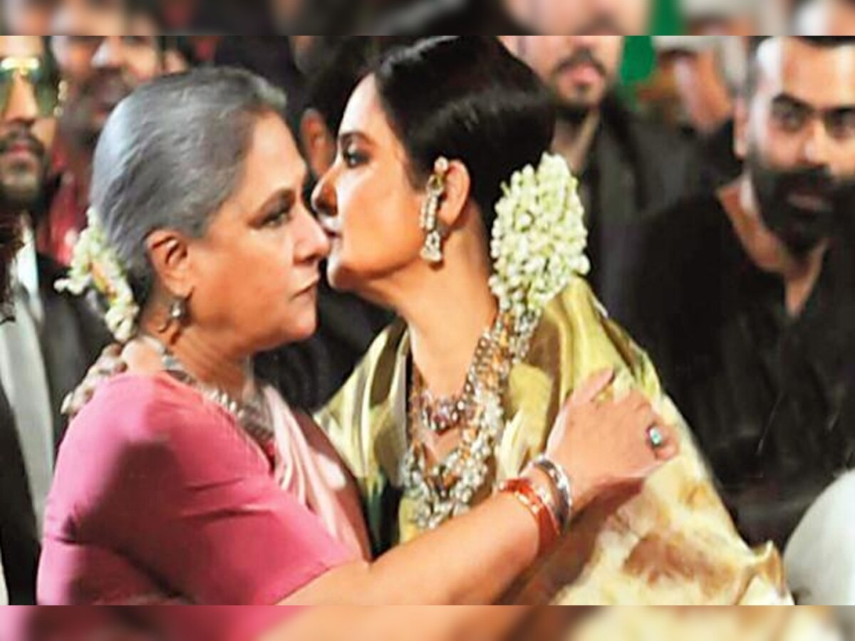80 के दशक फेमस अभिनेत्री रेखा और जया बच्चन में से कौन है सबसे ज्यादा आमिर, इनकी रईसी देख आप भी हो जाओगे हैरान 1 तो चलिए हम आपको बताते हैं जया बच्चन और रेखा की प्रॉपर्टी और इनकी कुल संपत्ति के बारे में. जिसके जरिए यह साफ हो जाएगा कि आखिर दोनों अभिनेत्रियों में से ज्यादा अमीर कौन है.