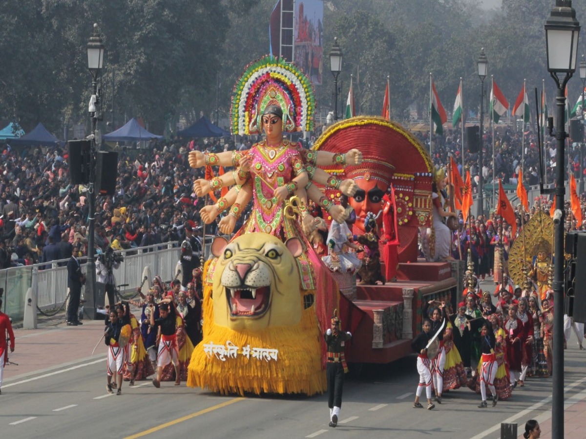 Republic Day Parade 2023: गणतंत्र दिवस से पहले ही कर्तव्य पथ पर दिखी भारत की ताकत, देखें परेड की मनमोहक तस्वीरें - republic day parade 2023 full dress rehearsal tableau of uttar