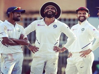  पांचवें स्थान पर स्टार ऑलराउंडर खिलाड़ी रवींद्र जडेजा (Ravindra Jadeja) काबिज हैं. जडेजा ने खबर लिखे जाने तक ऑस्ट्रेलिया के खिलाफ 12 टेस्ट मैच खेले हैं. इस बीच उनको 22 पारियों में 18.85 की औसत से 63 सफलता हाथ लगी है. (Ravindra Jadeja/Instagram)