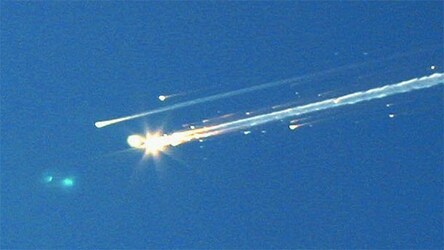  नासा के एंट्री फ़्लाइट डायरेक्टर लेरॉय कैन ने शटल कमांडर रिक हसबैंड को डीऑर्बिट और रीएंट्री प्रक्रियाओं को शुरू करने के लिए आखिरी हरी बत्ती दी थी. इसके बाद वह आपदा आई जो कि न सिर्फ अमेरिकन स्पेस एजेंसी बल्कि आम तौर पर भी अंतरिक्ष से जुड़ी घटनाओं के इतिहास में सबसे खराब साबित हुई. लोगों ने आसमान में चिंगारी और आग जैसी रोशनी देखी जिसके बाद कोलंबिया स्पेश शटल नेस्तनाबूद हो गया, इस घटना में सात अंतरिक्ष यात्रियों को बाद में मृत घोषित कर दिया गया. (File Photo)