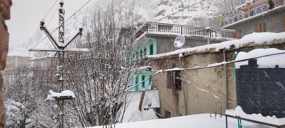  लाहौल घाटी में देर रात से मौसम बदला है और लगातार बर्फबारी हो रही है. यहां पर 3 फीट तक ताजा बर्फ गिर चुकी है. लगातार बर्फबारी के चलते घाटी के सभी सड़क मार्ग और लेह-केलांग-मनाली सड़क मार्ग आवाजाही के लिए बंद है. बर्फबारी से घाटी के किसान और बागवानों के चेहरे पर रौनक लौटी है. जनवरी महीने में यहां पर दूसरी बार धुंआधार बर्फबारी हो रही है.