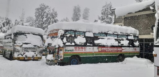 इस विंटर सीजन में रविवार से लेकर सोमवार तक सबसे अधिक स्नोफॉल दर्ज हुआ है. हालांकि, बर्फबारी के चलते लोगों की परेशानियां भी बढ़ी हैं. हालांकि, मंगलवार को मौसम खुल गया है और धूप निकली है.