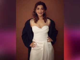  जब गोल्डी ने सोनाली के सामने अपने दिल की बात रखी तो वो उन्हें मना नहीं कर पाई थीं और दोनों ने शादी रचा ली थी. इसके अलावा अगर एक्ट्रेस की प्रोफेशनल लाइफ की बात की जाए तो उन्होंने अपने करियर की शुरुआत हिंदी फिल्मों से की थी. उनकी पहली फिल्म 'आग' थी, जो कि 1994 में रिलीज हुई थी.