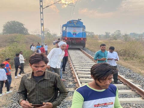 सिवनी में ट्रेन के इंजन ने मारी इंस्पेक्शन ट्राली को टक्कर