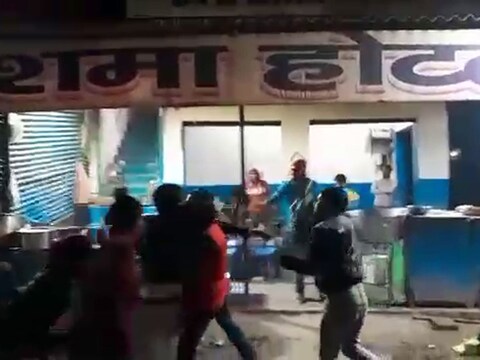 Amroha News: दो पक्षों का विवाद सुलझाने पहुंची पुलिस पर ही हो गया जानलेवा हमला 