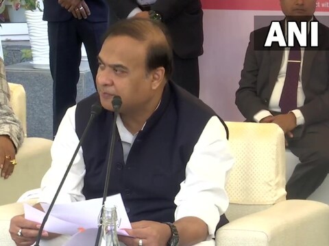 असम के मुख्यमंत्री हिमंत बिस्वा सरमा साल 2026 तक राज्य के सभी विभागों में डिजिटल सेवाओं को लागू करना चाहते हैं. (फोटो ANI)