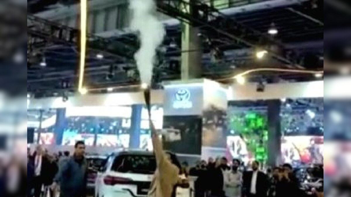 देश के सबसे बड़े ऑटो मेले में लगी आग, मच गया हड़कंप, कुछ ही देर में... देखें Video