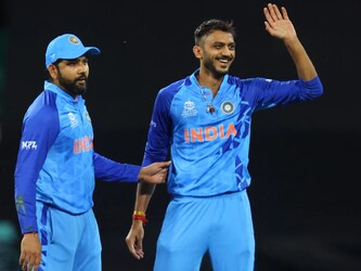  शादी के लिए छुट्टी लेने वाले अक्षर पटेल की टी20 टीम में वापसी पक्की है. पिछले कुछ महीनों में इस खिलाड़ी ने ना सिर्फ गेंदबाजी बल्कि बल्लेबाजी में भी कमाल करके दिखाया है. बड़े हिट लगाने की क्षमता रखने के साथ वो अपनी फिरकी से अहम मौकों पर विकेट निकलाते हैं. -AP