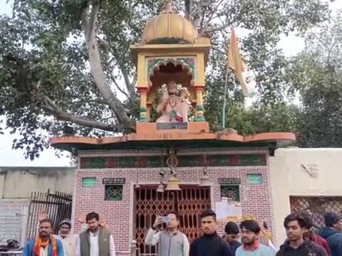 Banda News: रेलवे स्टेशन परिसर में बने हनुमान मंदिर को तोड़ने का नोटिस चस्पा 