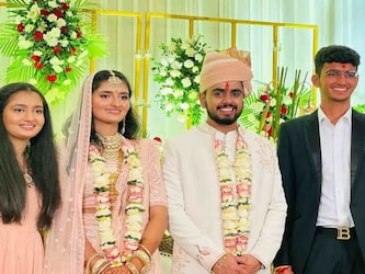  रेखाराम ने बताया कि एनआरआई नवल किशोर के एक बेटा व दो बेटियां हैं. 27 जनवरी को सबसे बड़ी बेटी रितु की शादी हुई. रितु इंडिया में ही बीटेक की पढ़ाई कर रही है. विदेश आती-जाती रहती हैं. दूल्हा इंजीनियरिंग कर रहा है. 27 जनवरी को बारात बुढ़ातला पहुंची और 28 जनवरी को विदा हुई. इस शादी के मेहमानों की लिस्ट में राजस्थान सरकार के कई मंत्री और नेता शामिल थे.