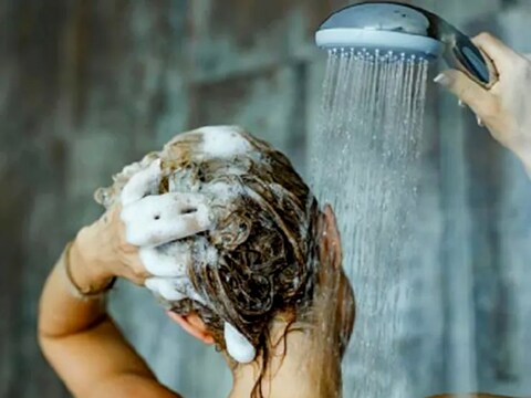 bath in winter Science versus Ayurveda: विंटर में रोजाना नहाने को लेकर साइंस और आयुर्वेद की राय अलग-अलग है. 