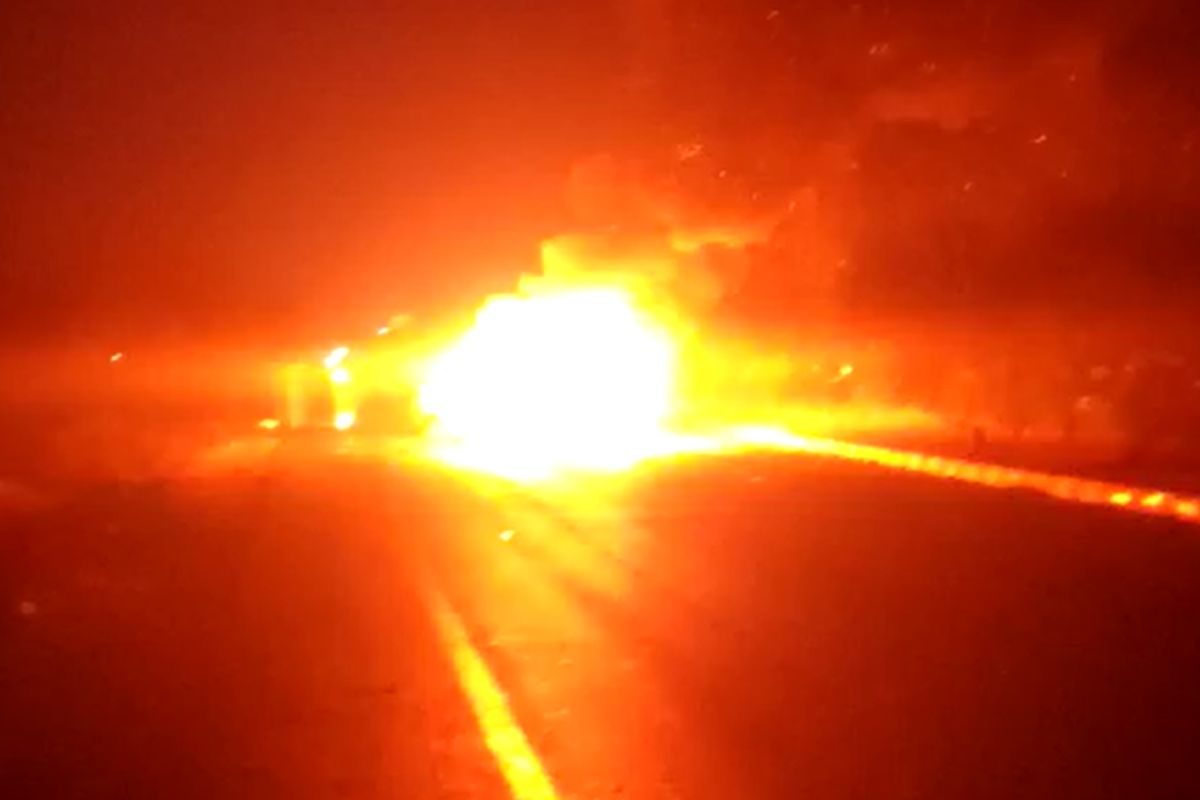 VIDEO: आधी रात को मैजिक वाहन से भिड़ी कार, जरा सी देर में बन गई आग का गोला