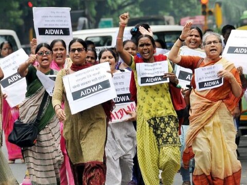 स्ट्रीट डॉग्स को खाना खिलाने और घुमाने के लिए महिला पर केवल 5 दिन में 2 बार किया गया हमला. (twitter.com/Amartya_13)