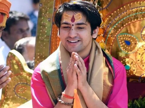 Pandit Dhirendra Krishan Shastri Profile: बागेश्‍वर धाम के पीठाधीश्‍वर पंडित धीरेंद्र कृष्‍ण शास्‍त्री का सफरनामा काफी मुश्किलों भरा रहा है. (न्‍यूज 18 हिन्‍दी)