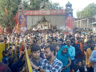  बागेश्‍वर धाम में महाराज के नाम से मशहूर पंडित धीरेंद्र कृष्‍ण शास्‍त्री 3 दिन के बाद रविवार को छतरपुर लौटे. उन्‍होंने तीन दिनों तक बागेश्‍वर धाम से बाहर रहने की वजह भी बताई. इस बीच, उनका दर्शन करने के लिए बड़ी संख्‍या में लोग बागेश्‍वर धाम पहुंच गए. हर कोई उनकी एक झलक पाने को बेताब दिखा. (फोटो: नरेंद्र सिंह परमार/न्‍यूज 18 हिन्‍दी)