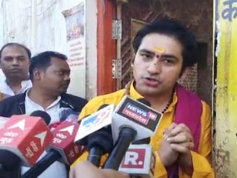  पंडित धीरेंद्र कृष्‍ण शास्‍त्री ने बताया कि वह फरवरी महीने में बागेश्‍वर धाम में विशाल महायज्ञ करने जा रहे हैं. इसमें देशभर के साधु-संत शामिल होंगे. वह साधु-संतों को आमंत्रण देने में व्‍यस्‍त थे, इस वजह से धीरेंद्र शास्‍त्री तीन दिन के बाद बागेश्‍वर धाम पहुंचे. फरवरी के मध्‍य में छतरपुर में देशभर के साधु-संतों का जुटान होगा. (फोटो: नरेंद्र सिंह परमार/न्‍यूज 18 हिन्‍दी)