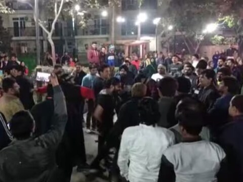 Greater Noida: महिला से जबरन सेल्फी लेने के चक्कर में दो पक्षों जमकर मारपीट (सांकेतिक तस्वीर)