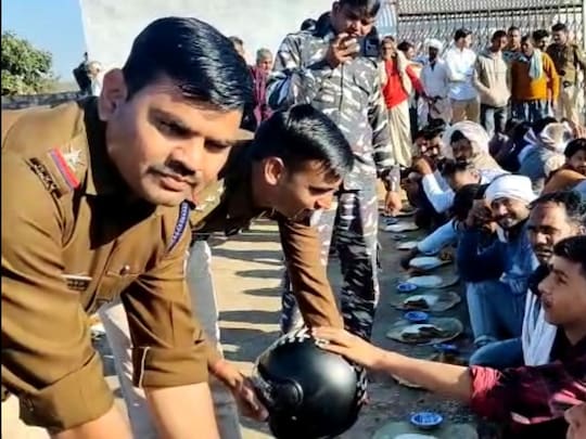Gwalior News:  ग्वालियर के सिरसा गांव में शीतल दास महाराज के भंडारे में 5 थानों के पुलिस बल ने अपने हाथों से खाना बनाया. (Photo-News18)