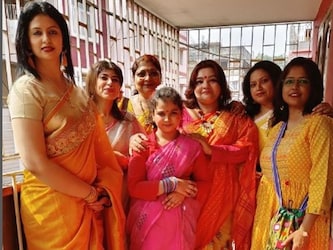  हसीन जहां ने सरस्वती पूजा की जो तस्वीर साझा की है उसमें वो अपने दोस्तों के साथ पीली साड़ी में नजर आ रही हैं. तस्वीरों में उनकी बेटी भी साड़ी में ही नजर आ रही हैं. हसीन की ग्रुप फोटो में ज्यादातर दोस्त साड़ी पहनकर ही दिख रही हैं. hasinjahanentertainment Instagram