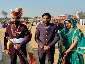  दूल्हे के पिता नरेंद्र घिंटाला ने बताया कि उनके पुत्र आदित्य ने उनसे हेलिकॉप्‍टर से बारात जाने की इच्‍छा जाहिर की थी. इसके बाद उन्होंने संबंधित विभाग के अधिकारियों और जिला प्रशासन से इसकी अनुमति ली. 26 जनवरी होने के चलते उन्हें अनुमति मिलने में काफी कठिनाइयों का सामना करना पड़ा. आखिरकार वह मंजूरी लेने में सफल रहे और अपने बेटे का सपना साकार कर दिया. (फोटो: अशेक शर्मा/न्‍यूज 18 हिन्‍दी)