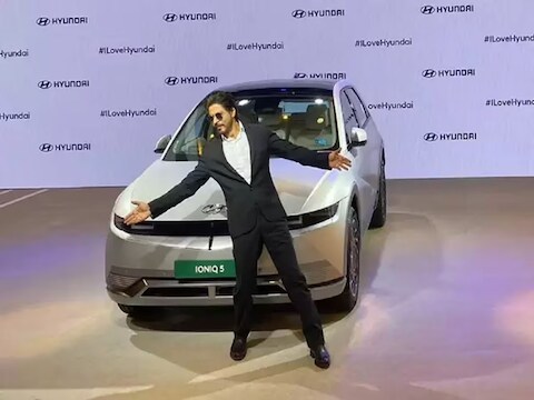 किंग खान ने लॉन्च की Hyundai की इलेक्ट्रिक कार, सिंगल चार्ज में चलती है 631  किमी, देखें कीमत? - hyundai ioniq 5 ev shah rukh khan electric car auto  expo 2023 kona