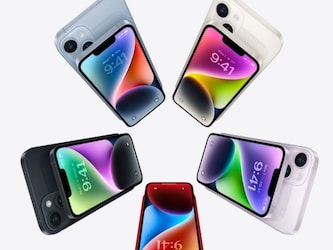  ऐपल iPhone 14 फ्लिपकार्ट पर चल रही बिग बचत धमाल सेल के दौरान 11,901 रुपये की छूट पर बिक रहा है. वर्तमान में फोन 71,999 रुपये में उपलब्ध है. इसके अलावा कंपनी फोन पर अतिरिक्त बैंक ऑफर भी दे रही है. इन ऑफर के के कारण फोन की कीमत में और भी कमी होगी. यह ऑफर 128GB और 256GB इंटरनल स्टोरेज दोनों विकल्पों पर उपलब्ध है. ऑफर्स लागू करने के बाद 128GB स्टोरेज वेरिएंट 67,999 रुपये की प्रभावी कीमत पर उपलब्ध होगा, जबकि हाई-एंड वेरिएंट की कीमत आपको 77,999 रुपये होगी.