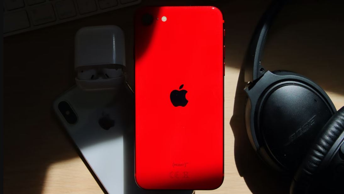 Bank offers are also available on iPhone SE 2020.  In such a situation, customers can avail 10 percent discount up to Rs 1,500 on Bank of Baroda Credit Card EMI transactions, up to Rs 1,000 discount on IDFC First Credit Card, up to Rs 1,500 discount on IndusInd Bank Credit Card EMI transactions and Rs 250 discount on UPI transactions. Can.