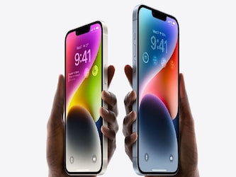  ऐपल iPhone 14 में 6.1 इंच का लिक्विड रेटिना डिस्प्ले मिलता है और यह A15 बायोनिक चिपसेट द्वारा संचालित होता है. स्मार्टफोन लेटेस्ट आईओएस 16 वर्जन पर चलता है. फोटोग्राफी के लिए फोन के पीछे की तरफ डुअल कैमरा सेटअप दिया गया है. आईफोन 14 में 128GB और 256GB स्टोरेज वेरिएंट में उपलब्ध है. डिवाइस ब्लैक, व्हाइट, पिंक, रेड और ब्लू कलर में उपलब्ध है.