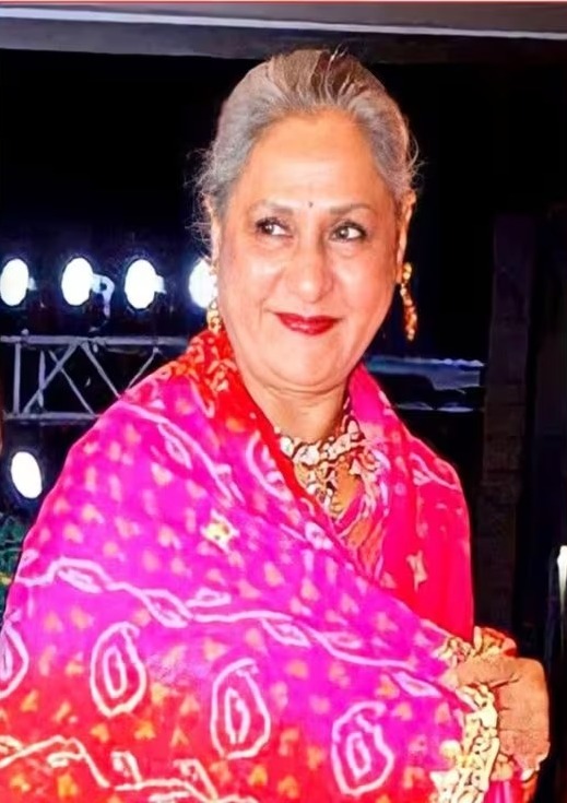 80 के दशक फेमस अभिनेत्री रेखा और जया बच्चन में से कौन है सबसे ज्यादा आमिर, इनकी रईसी देख आप भी हो जाओगे हैरान 8 एक से बढ़कर एक फिल्मों में काम करने वाली जया बच्चन के पास भी ज्वेलरी का जबरदस्त कलेक्शन है.