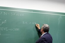 یوپی کے 1.46 لاکھ شکشمیٹروں کے لیے خوشخبری، ریٹائرمنٹ کی عمر 60 سال